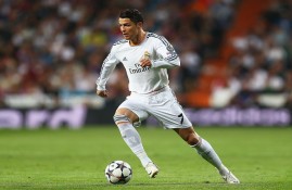 电子竞技体育-费德勒在曼联比赛中挺进下一轮，战术调整引发热议！